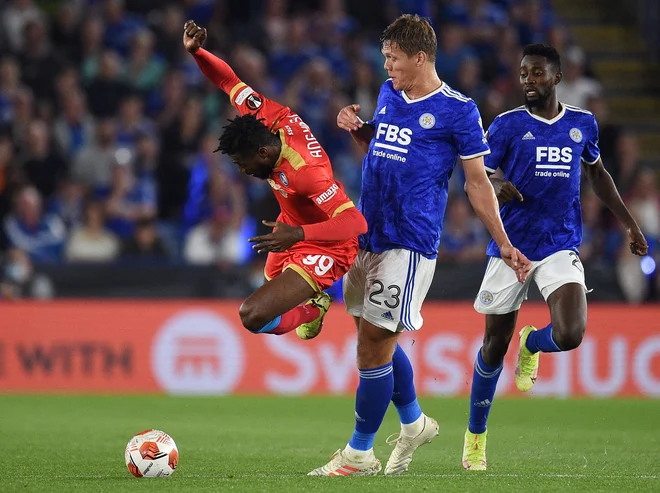 André-Frank Zambo Anguissa, v rdečem dresu, je vrednost več v letošnjem Napoliju. FOTO: Oli Scarff /AFP
