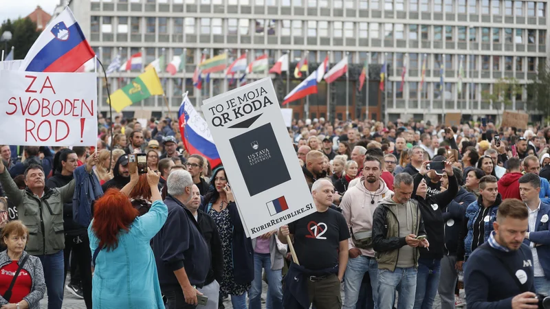 Fotografija: Neprijavljen shod so varovali policisti PU Ljubljana. FOTO: Matej Družnik/Delo