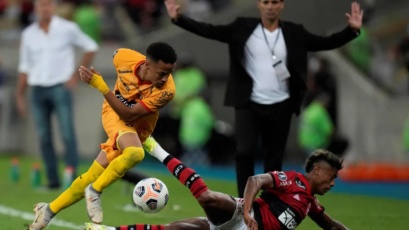 Fotografija: Flamengov junak v prvi tekmi južnoameriške različice lige prvakov Bruno Henrique je bil nerešljiva uganka za branilce Barcelone, med njimi tudi za Byrona Castilla. FOTO: Silvia Izquierdo/AFP