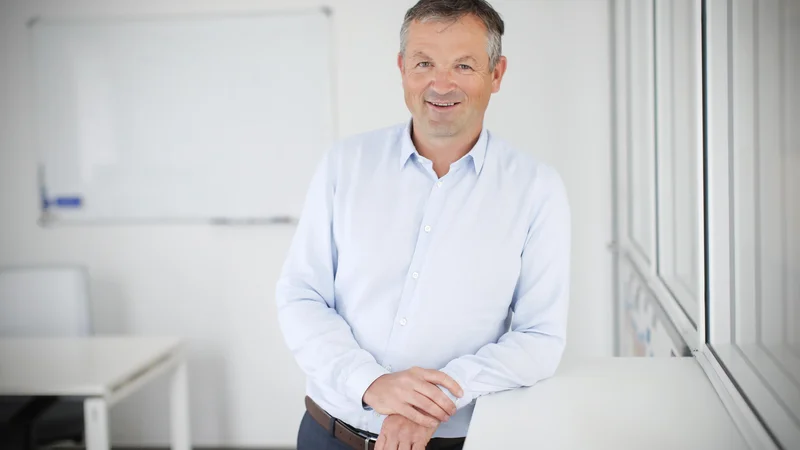 Fotografija: Matej Žontar, direktor področja Varnost in elektromagnetika v SIQ, pravi, da bo za področje, ki ga vodi, gotovo ključno gojiti potrebe in specifična znanja za razumevanje novih prihajajočih tehnologij. FOTO: Uroš Hočevar/Delo