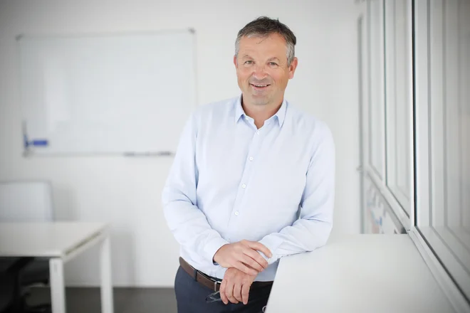 Matej Žontar, direktor področja Varnost in elektromagnetika v SIQ, pravi, da bo za področje, ki ga vodi, gotovo ključno gojiti potrebe in specifična znanja za razumevanje novih prihajajočih tehnologij. FOTO: Uroš Hočevar/Delo