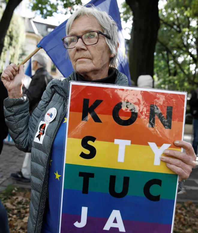 Poljsko ustavno sodišče je danes že petič preložilo razpravo o tem, ali je evropsko pravo nad domačo zakonodajo. FOTO: Kacper Pempel/Reuters