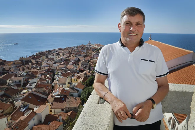 Prijatelji so mu odsvetovali mesto župnika v zelo zapletenem mestecu, kjer je vernikov malo. FOTO: Jože Suhadolnik/Delo