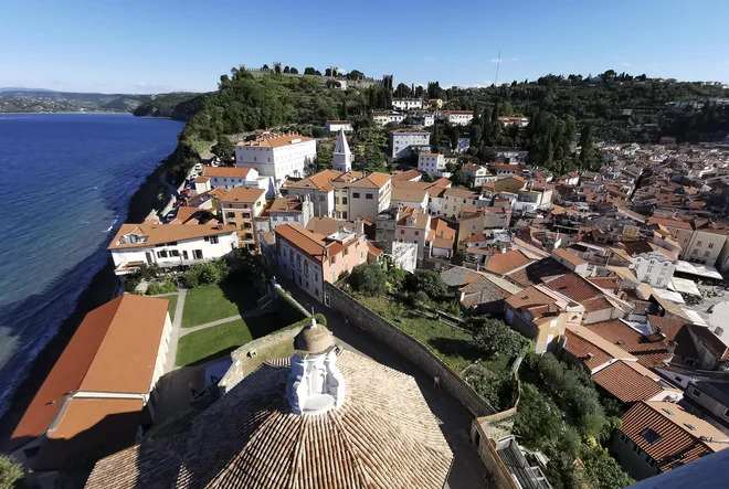 Doslej je šlo za prenovo sv. Jurija dva milijona evrov. V celoti je treba prenoviti še prezbiterij, zakristijo, orgle, knjižnico z več kot 5000 knjigami, starimi v povprečju po 300 let, med njimi so tudi tri inkunabule iz leta 1484. FOTO: Jože Suhadolnik/Delo