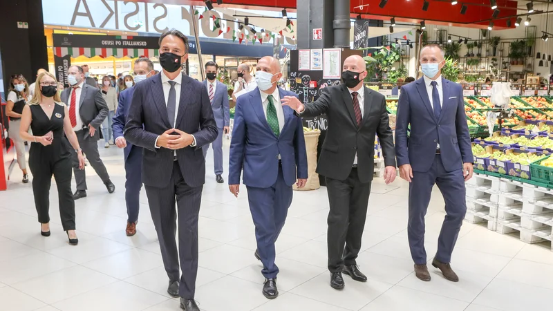 Fotografija: Nadzorni svet Mercatorja je junija potrdil nov mandat upravi. Trgovca bo še štiri leta vodil Tomislav Čizmić (na sliki levo) FOTO: Marko Feist/Slovenske novice