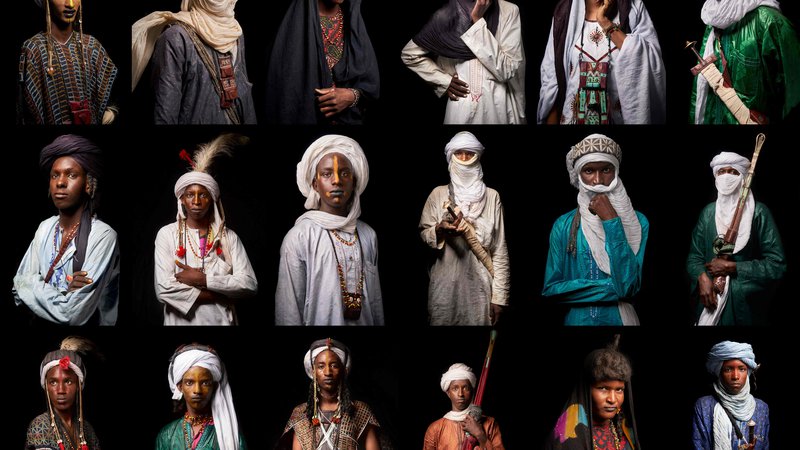 Fotografija: Ta kombinacija fotografij, posnetih v Ingallu, na severu Nigera, prikazuje portrete članov fumanskih in tuareških nomadov iz Sahela in Sahare, ki so se udeležili festivala Cure Salee. Na tisoče ljudi je sodelovalo na tridnevnem festivalu, ki je potekal na obrobju starega trgovskega mesta Ingall. FOTO: Michele Cattani/Afp
 