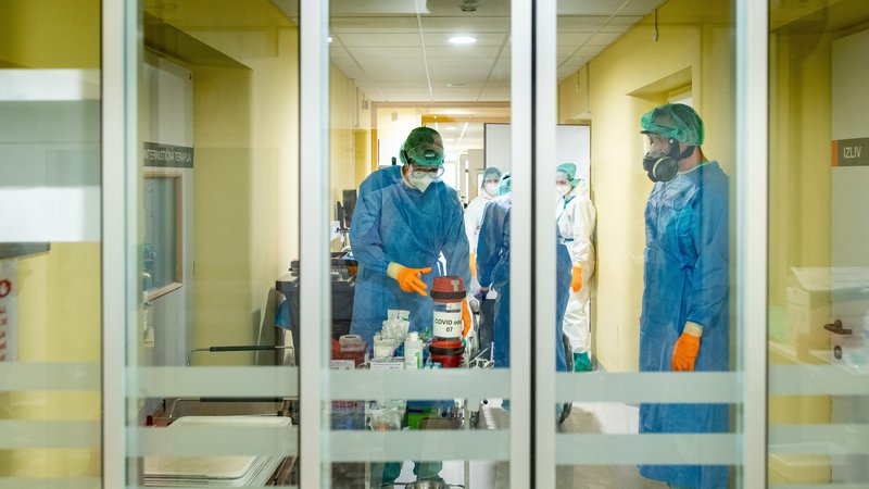 Fotografija: Konec tega meseca lahko v bolnišnicah pričakujejo od 350 do 400 bolnikov. FOTO: Voranc Vogel/Delo