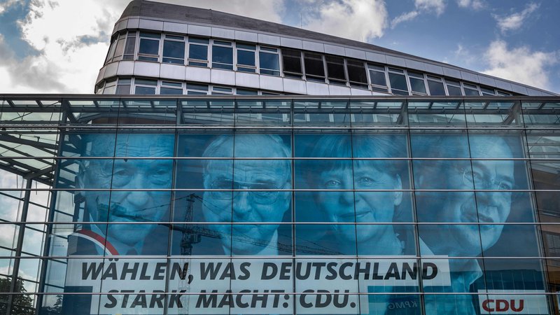 Fotografija: Krščanskodemokratska CDU, ki je z Angelo Merkel vladala 16 let, bo morala, kot kaže, kanclerski položaj odstopiti socialnodemokratski SPD.
Foto John Macdougall/AFP