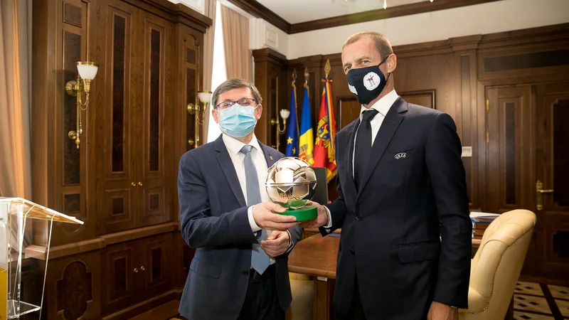 Fotografija: Predsednik moldavskega parlamenta Igor Grosu in predsednik Uefe Aleksander Čeferin. FOTO: Bizgu Eduard
