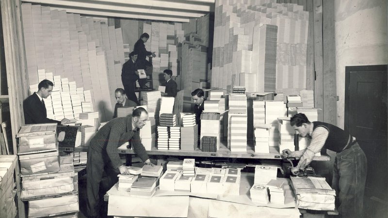 Fotografija: Pakirnica Mohorjeve družbe v dvajsetih letih prejšnjega stoletja v Celju. Leta 1918 so knjige izdajali v nakladi več kot 90.000 izvodov za posamezen naslov. FOTO: arhiv MNZC