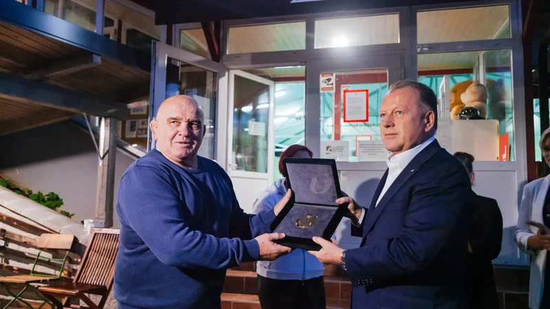 Fotografija: Marius Vizer (desno), predsednik Svetovne judoistične zveze (IJF), je Marjana Fabjana presenetil z zlato medaljo, najvišjim priznanjem IJF. FOTO: Gregor Vrečko Pizzulin
