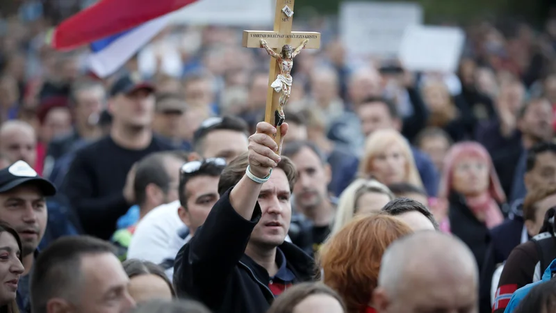 Fotografija: Sredi tedna se je v središču Ljubljane zbralo toliko protestnikov, da bi tolikšno število volivcev že lahko omogočilo prestop parlamentarnega praga. FOTO: Matej Družnik