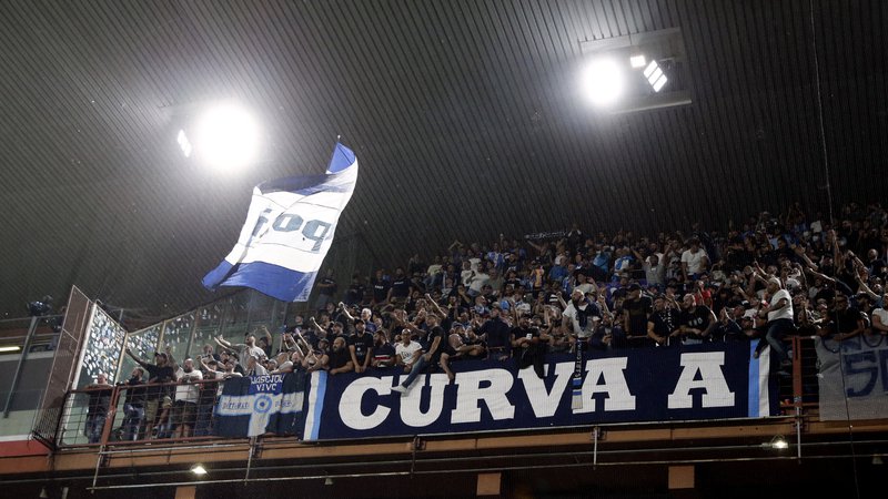 Fotografija: Navijači Napolija so priromali tudi na štadion Luigi Ferraris v Genovi. FOTO: Ciro De Luca/Reuters
