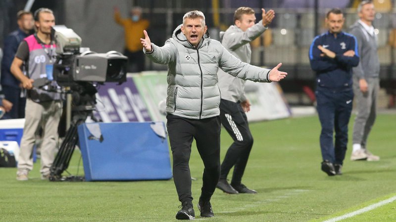 Fotografija: Začasni trener Maribora Radovan Karanović je začel samostojno pot na klopi vijoličastih z zmago nad Celjem. FOTO: Tadej Regent