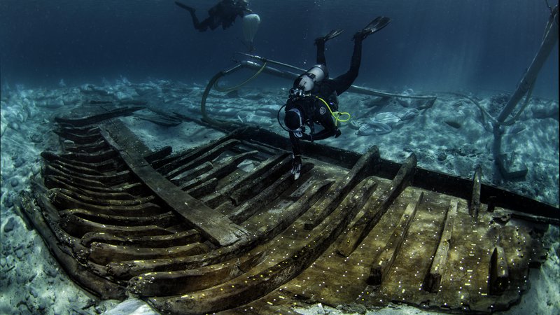 Fotografija: Izkopavanje ostankov ladje v zalivu Paržine. FOTO: Arne Hodalič