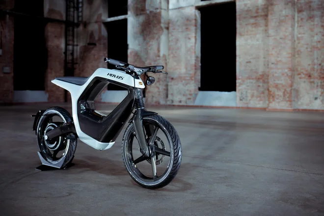 Električni motocikel novus one iz lahkih materialov in s futurističnim dizajnom naj bi našel pot v proizvodnjo. FOTO: Novus
