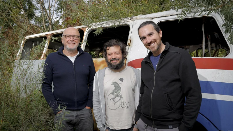 Fotografija: Pisatelj, ilustrator, pisatelj. Miha Mazzini, Ivan Mitrevski in Noah Charney (na fotografiji z leve) so skupaj ustvarili Skrivno zgodovino Slovenije.