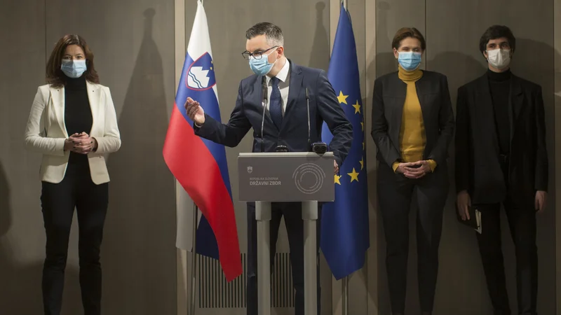 Fotografija: Kandidat za mandatarja Karl Erjavec in koalicija KUL so 15.januarja 2021 vložili predlog konstruktivne nezaupnice in to z 42 podpisi. FOTO: Jure Eržen/Delo