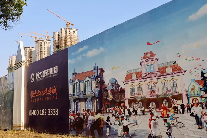 Zdi se, da težave kitajskega nepremičninskega vlagatelja Evergrande ne bodo zamajale svetovnih financ. FOTO: Aly Song/Reuters