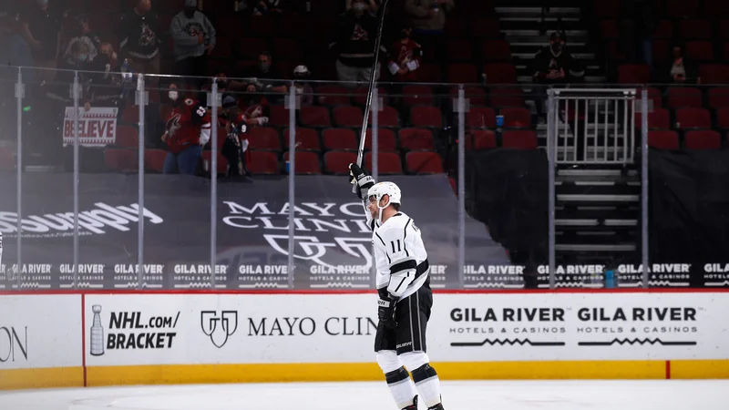 Anže Kopitar pozdravlja navijače v Glendalu, kjer je maja lani dosegel 1000. točko. FOTO: Christian Petersen/AFP