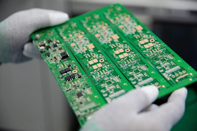 Električna mobilnost pomeni novo priložnost, saj bodo vozila prihodnosti potrebovala še več naprav, ki vsebujejo čipe.<br />
FOTO: Shutterstock