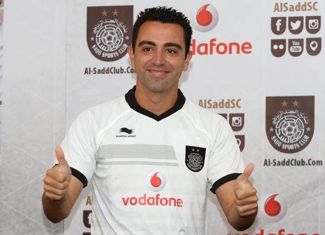 Xavi (na fotografiji) ob podpisu pogodbe z Al-Sadom leta 2015. FOTO: Reuters