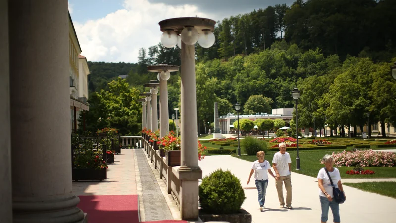 Fotografija: Skupno število turistov je sicer še vedno nekoliko manjše kot pred krizo, zato pa se bile nočitvene zmogljivosti že rekordno obremenjene. FOTO: Jure Eržen/Delo