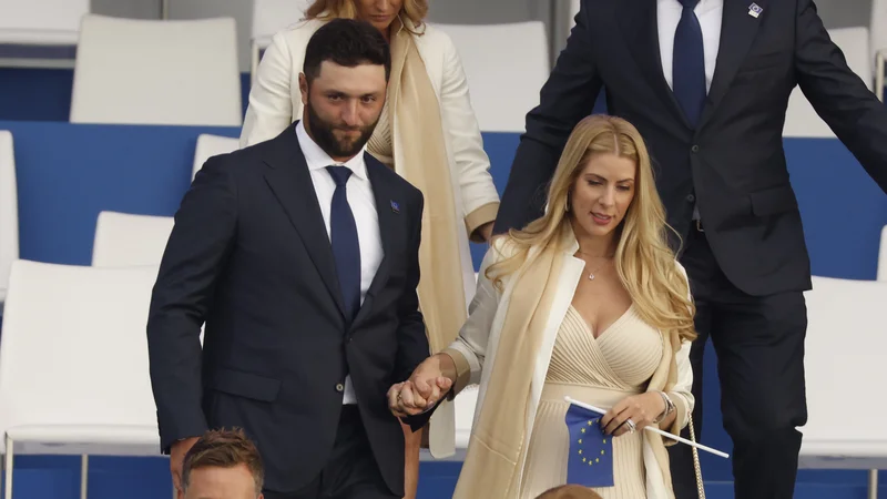 Fotografija: Na otvoritveni slovesnosti so bili igralci v spremstvu svojih žena, tudi Evropejca, Španec Jon Rahm (zgoraj) in Anglež Ian Poulter. Foto: Reuters