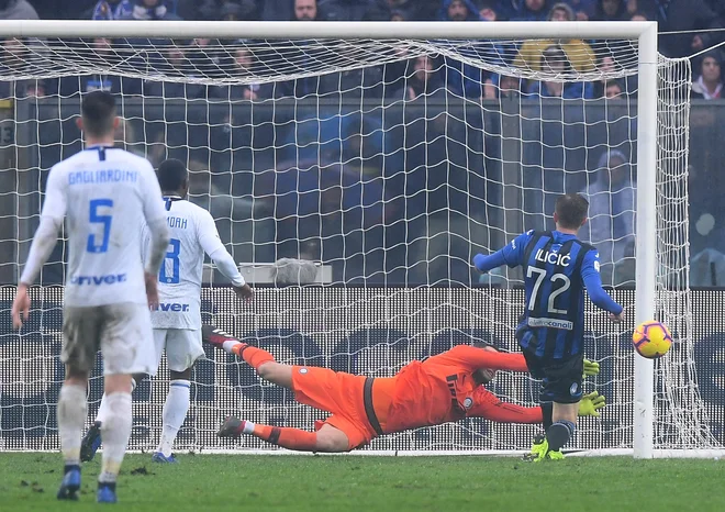 Iličić in Handanović (oba na fotografiji) sta se v Italiji pomerila 18-krat. V zmagah vodi Ljubljančan z 9:6, Kranjčan mu je zabil tri gole, a še nobenega za Atalanto. Foto Alberto Lingria/Reuters