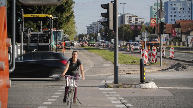Fotografija: Ob preplastitvi Celovške v Šentvidu pločnikov in kolesarskih stez ne bodo obnovili. FOTO: Uroš Hočevar/Kolektiff