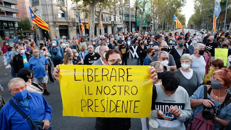 Fotografija: Do tisoč Kataloncev je izrazilo svoje ogorčenje s protestiranjem pred italijanskim konzulatom v Barceloni, množice pa so se zbirale tudi drugod. Foto Albert Gea/Reuters