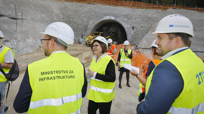 Fotografija: Prve metre vrtanja predorov si je ogledala Adina Vălean, evropska komisarka za promet, v družbi Infrastrukturnega ministra Jerneja Vrtovca.
Foto Jože Suhadolnik