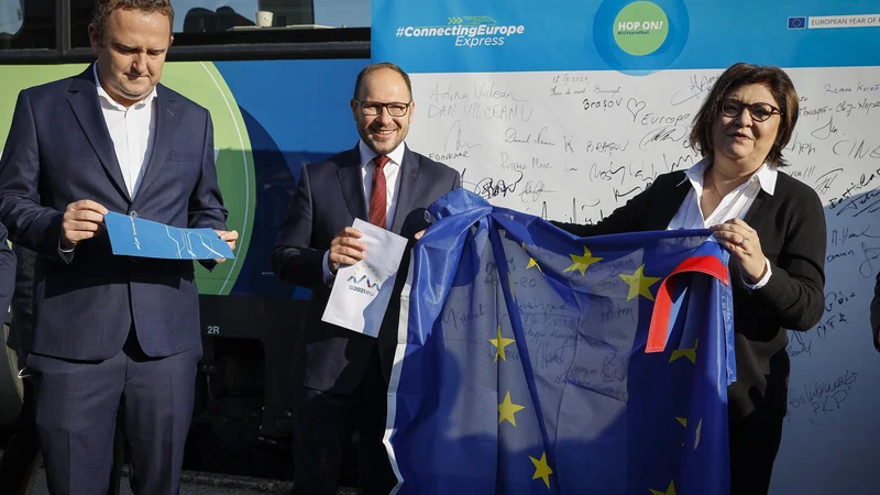 Fotografija: Adina Vălean, Jernej Vrtovec in Dušan Mes ob evropskem povezovalnem vlaku. FOTO: Jože Suhadolnik/Delo