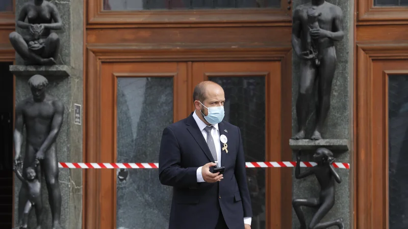Fotografija: »Iz epidemioloških številk je razvidno, da ima pogoj preboleli, cepljeni, testirani (PCT) pozitivne učinke,« je pojasnil Janez Poklukar. FOTO: Matej Družnik/Delo