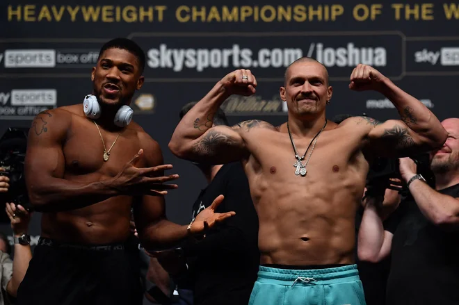 Anthony Joshua (levo) in Oleksandr Usik napovedujeta vrhunsko boksarsko predstavo na štadionu nogometnega kluba Tottenham Hotspur. FOTO: Ben Stansall/AFP