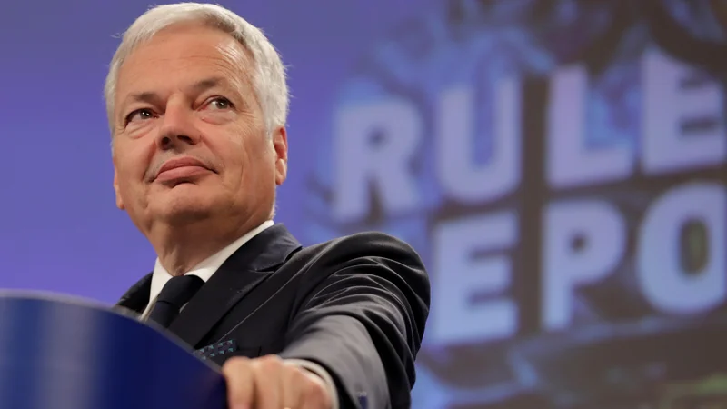 Fotografija: Didier Reynders je na Brdu na vprašanje, kdaj in kako bo ukrepal, odgovoril, da čaka na odločitev upravnega sodišča. »Bomo videli, če bo razvoj pozitiven. Pritisk je zelo velik,« je povedal po zasedanju ministrov EU, pristojnih za varstvo potrošnikov. FOTO: Reuters