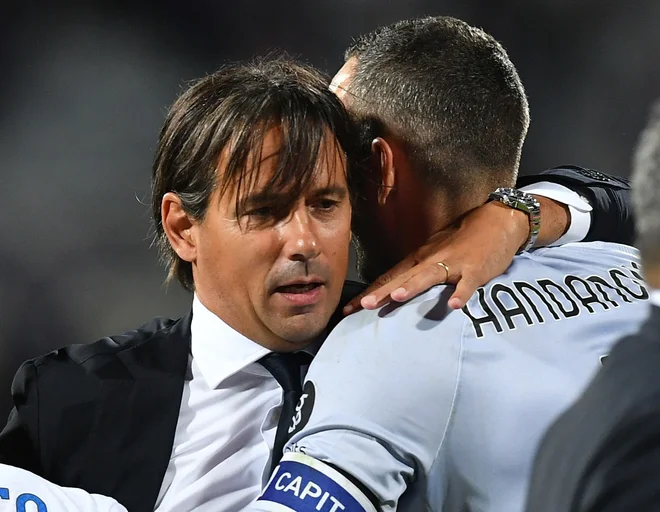 Handanović in Simone Inzaghi po tekmi v Firencah. Inter je po preobratu v drugem polčasu slavil s 3:1. FOTO: Jennifer Lorenzini/Reuters