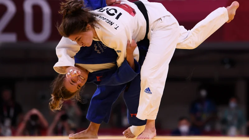 Fotografija: Kaja Kajzer (v modrem kimonu) se je izkazala na prvem večjem tekmovanju v judu po olimpijskih igrah v Tokiu. FOTO: Annegret Hilse/Reuters