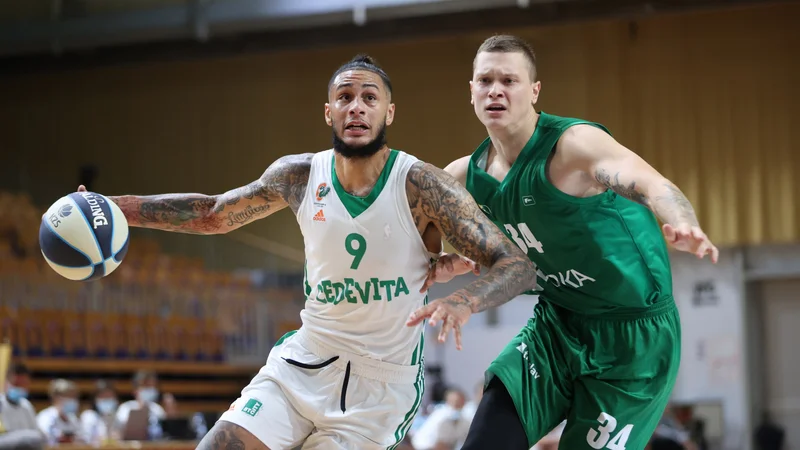 Fotografija: Zach Auguste (levo) je bil prvo ime dvoboja za slovenski superpokal s Krko. FOTO: Cedevita Olimpija