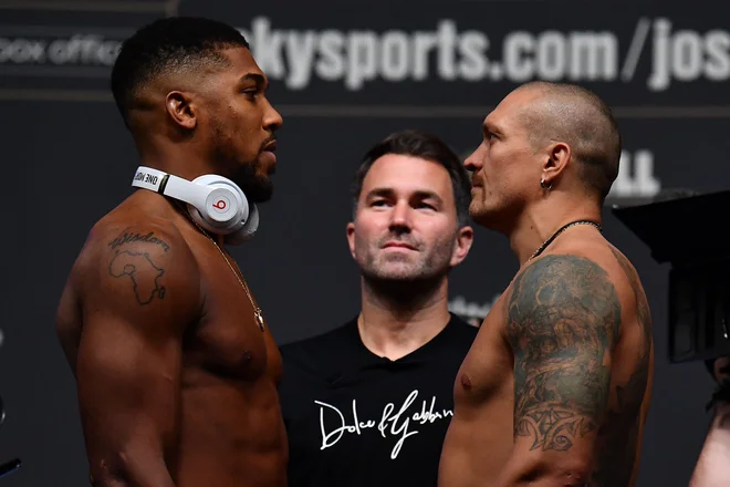 Anthony Joshua (levo) stavi na svojo prednost v višini, Oleksandr Usik pa na izvrstno gibanje in udarno levico. FOTO: Ben Stansall/AFP