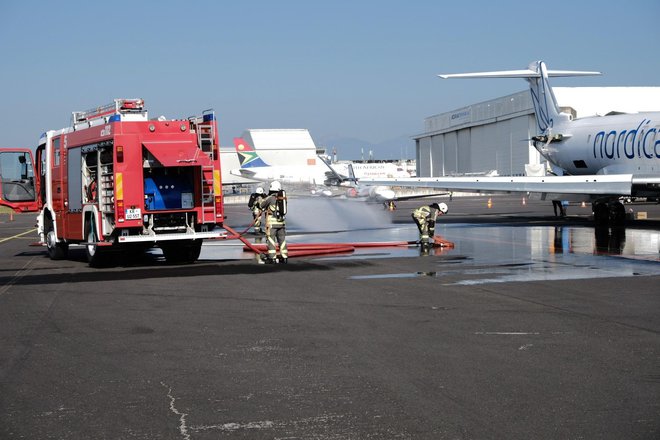 Najprej so nastopili gasilci, ki so pogasili goreči motor. FOTO: Vaja Fraport 2021