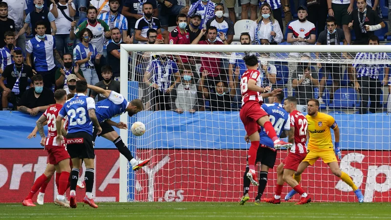 Fotografija: Victor Laguardia je s strelom z glavo ugnal Jana Oblaka. FOTO: Vincent West/Reuters