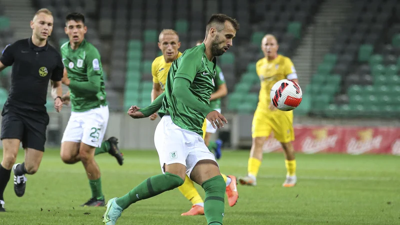 Fotografija: Pri senzaciji Radomljanov v Stožicah je bil največji osmoljenec strelec dveh Olimpijinih golov Mustafa Nukić, ki je bil pri izidu 2:1 za zeleno-bele izključen. Nato je Olimpijina barka potonila. FOTO: Jože Suhadolnik/Delo