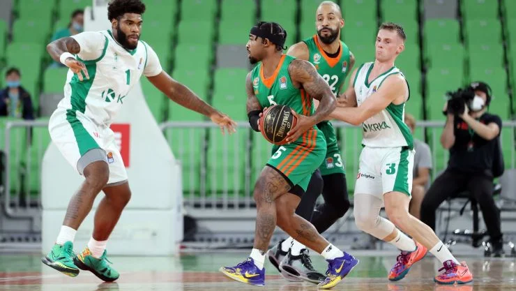 Fotografija: Po veliko tesnejši zmagi v superpokalu so košarkarji Olimpije v uvodni tekmi lige ABA velike domače tekmece iz Novega mesta premagali z 32 točkami razlike. Marcus Keene je bil prvi strelec pri Olimpiji. FOTO: ABA