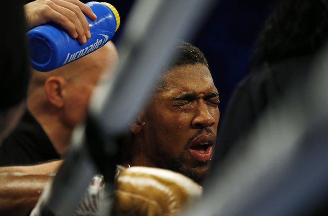 Anthony Joshua je doživel drugi poraz v poklicnem ringu. FOTO: Andrew Couldridge/Reuters