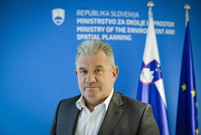 Minister za okolje in prostor Andrej Vizjak je o sodelovanju s Savdsko Arabijo na področju voda dejal, da to lahko poteka na ravni pristojnih agencij za vodo, teme pa so zaradi različnih izzivov, povezanih z vodo, omejene. FOTO: Jože Suhadolnik/Delo