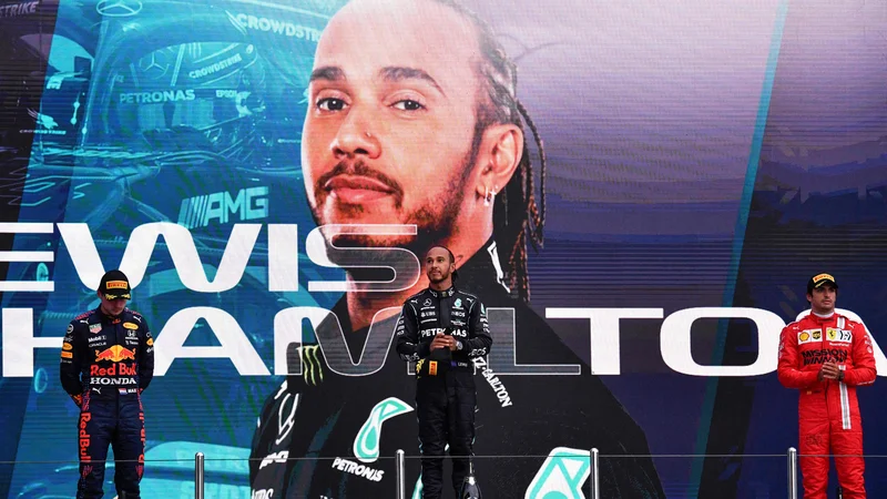 Fotografija: Lewis Hamilton (v sredini) proslavlja zmago na VN Rusije, levo Max Verstappen, desno Carlos Sainz. FOTO: Aleksander Nemenov/AFP