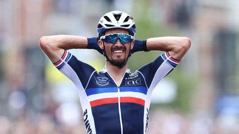 Fotografija: Julian Alaphilippe je ubranil člansko zmago. FOTO: Kenzo Tribouillard Afp