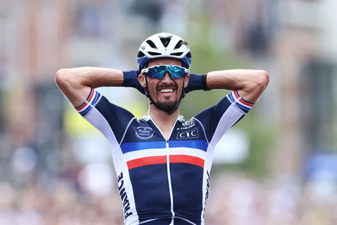 Julian Alaphilippe je ubranil člansko zmago. FOTO: Kenzo Tribouillard Afp