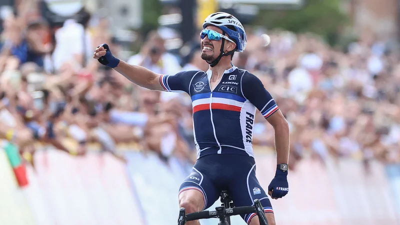 Fotografija: Julian Alaphilippe je še enkrat ugnal vso svetovno elito. FOTO: Kenzo Tribouillard/AFP